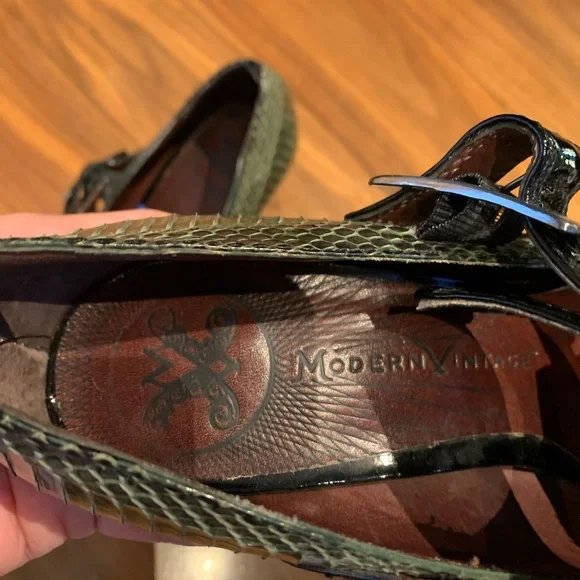 Modern Vintage shoe, Black patent and green snake, EUC, Sz 39, 4 in. heel, . - Picture 9 of 16